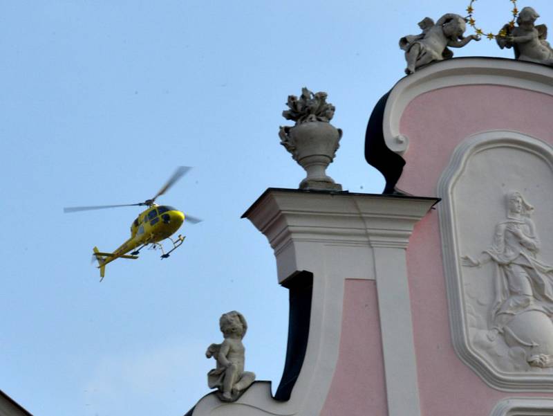 Do Telče kvůli nepřízni počasí přiletěl vrtulník se zpožděním.