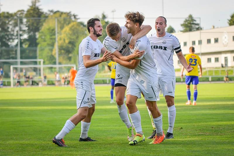 Ve středečním utkání prvního kola MOL Cupu zvítězili fotbalisté Jihlavy (ve žlutých dresech) na stadionu divizního Žďáru nad Sázavou (v bílém) 4:2.