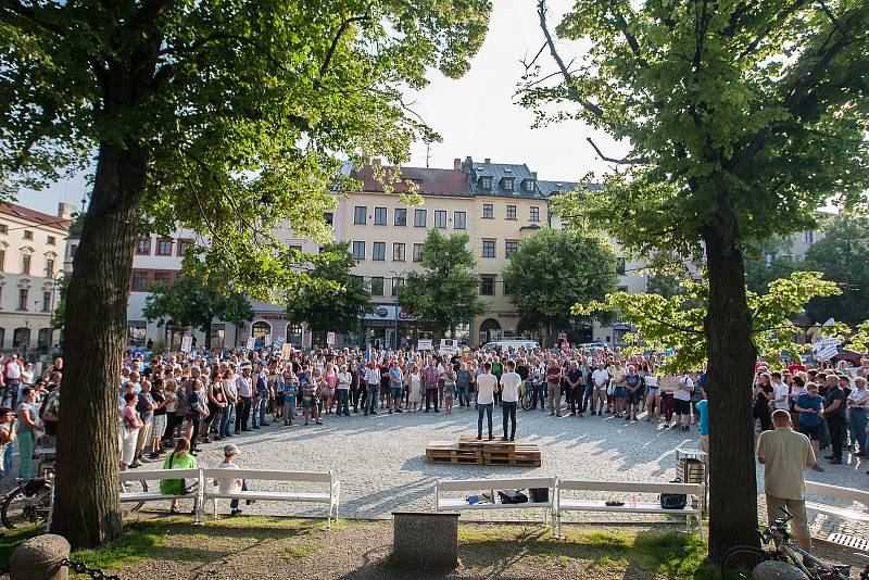 Na Masarykově náměstí v Jihlavě se 5. června sešli lidé na demonstraci proti premiérovi Andreji Babišovi a chystané vládě s podporou komunistů.