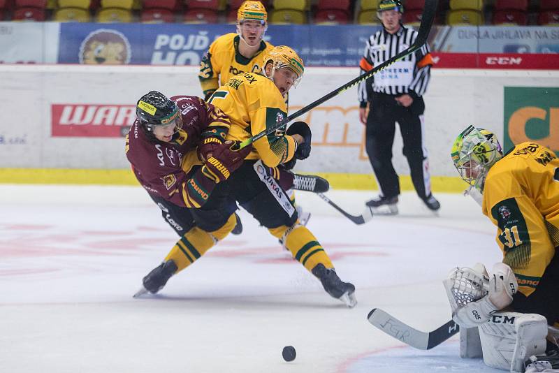 V utkání druhého kola letošního ročníku Chance ligy mezi hokejisty Dukly Jihlava (v červenožlutém) a Vsetína se radoval domácí celek.