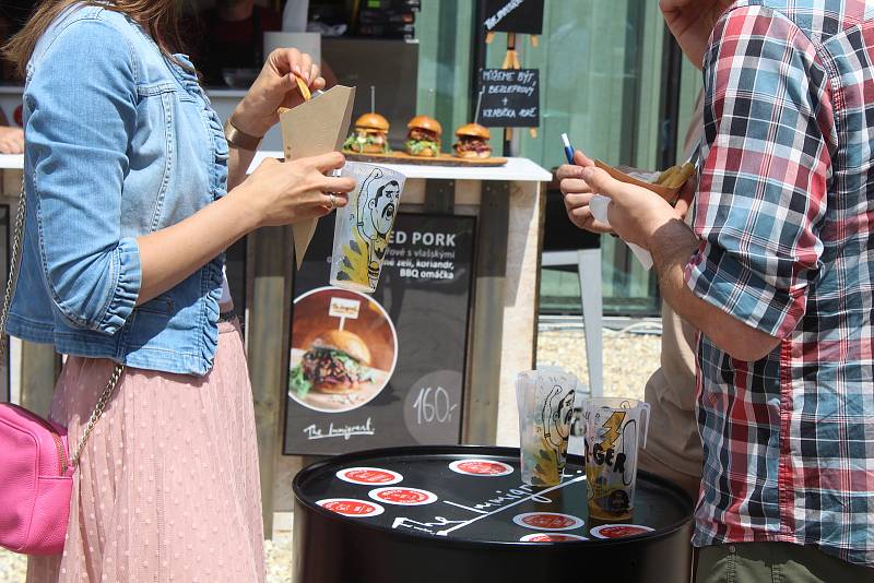 Burger Street Festival bude za jihlavským Cityparkem celý víkend. Lidé si mohou vybírat u více než desítky stánků.
