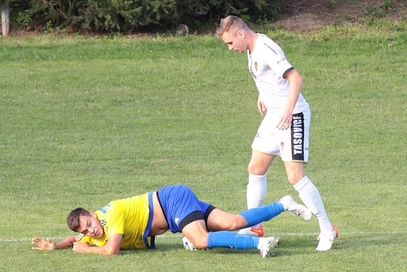 Fotbalisté Tasovic (v bílém) remizovali v 5. kole letošního ročníku moravskoslezské divize D s mužstvem Velké Bíteše 1:1.