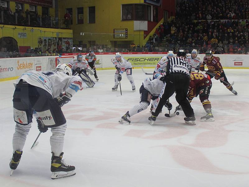 Třetí utkání baráže o extraligu mezi Duklou Jihlava a Rytíři Kladno (v bílém).