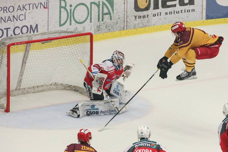 Jihlavští hokejisté měli v osmém zápase baráže o extraligu slavné Pardubice na kolenou, ale ve třetí třetině ztratili tříbrankové vedení. Dokázali se však z toho dostat a vybojovat cenný bod v samostatných nájezdech.