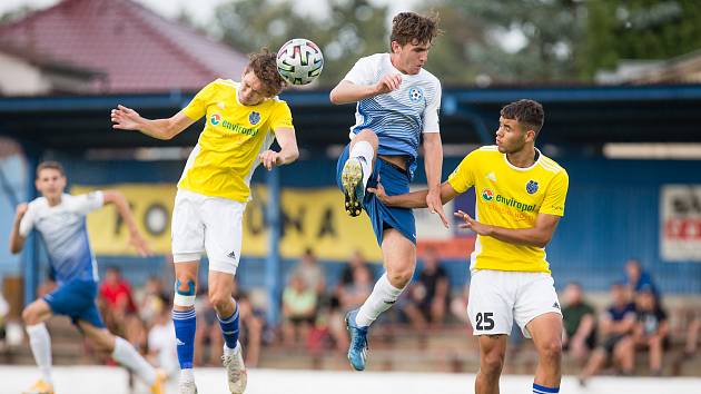 Ten stojí před jarními odvetami letošního ročníku moravskoslezské divize D před fotbalisty Slavoje Polná (v modrobílém). V první polovině sezony totiž dokázali uhrát pouhé tři body za stejný počet remíz.