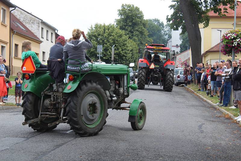 Spanilé jízdy Kamenicí se účastní každý rok více a více traktorů. Při letošním pátém ročníku jich už bylo kolem devadesátky.