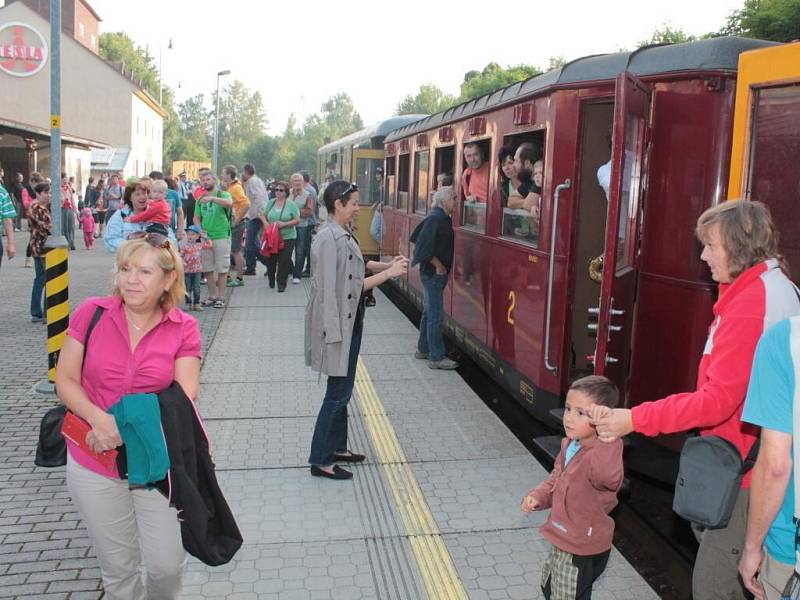 Sobotní program na nádraží v Třešti odstartovalo vystoupení skupiny Laura a její tygři.