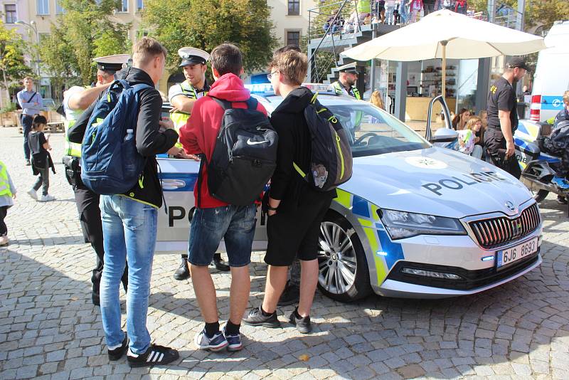 Horní část jihlavského náměstí patří celé úterý 13. září policistům. Zájem mají i dospělí, nejvíce nadšené jsou ale děti.