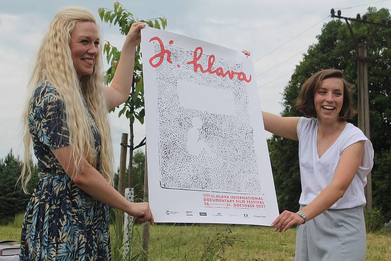 Plakát festivalu byl představen v sadě, který organizátoři festivalu spolu se zástupci města předloni založili.