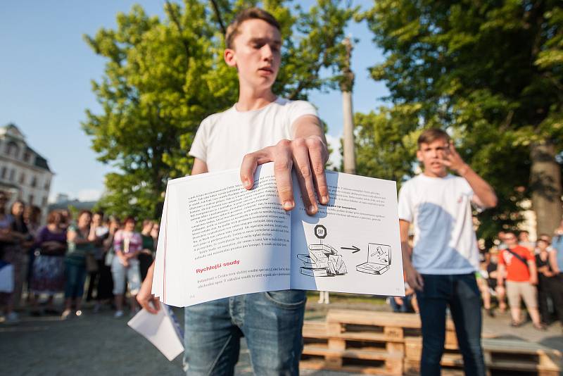 Na Masarykově náměstí v Jihlavě se 5. června sešli lidé na demonstraci proti premiérovi Andreji Babišovi a chystané vládě s podporou komunistů.