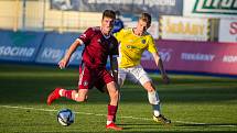 Jihlavští fotbalisté (ve žlutém) remizovali ve dvanáctém kole FORTUNA:NÁRODNÍ LIGY s rezervou pražské Sparty 0:0.