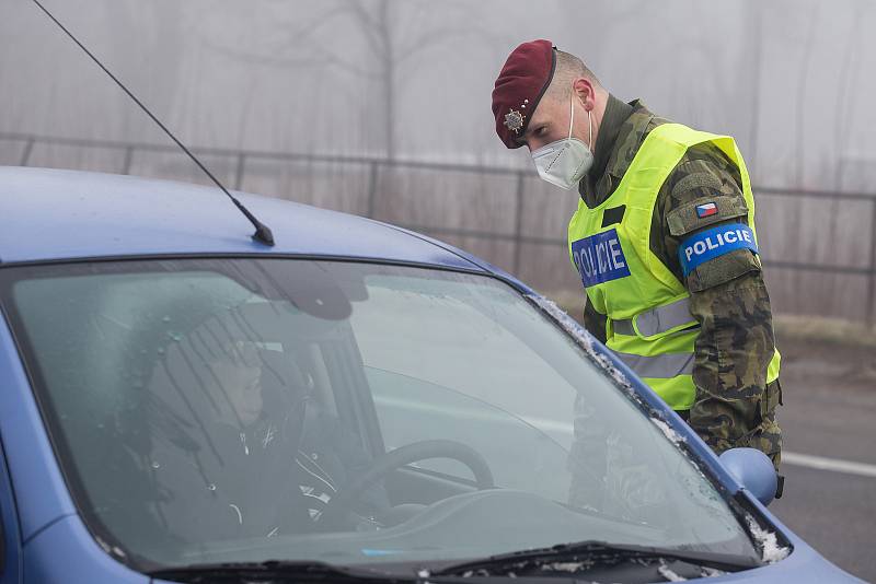 Policisté a vojáci kontrolovali na silnici I/38 u Zvonějova mezi Jihlavou a Havlíčkovým Brodem dodržování nových protiepidemických opatření omezujících volný pohyb mezi okresy.
