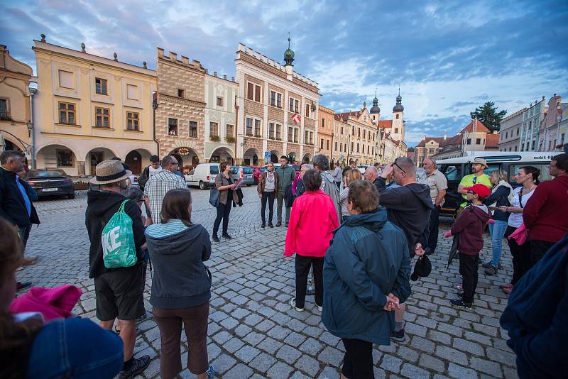 Náměstí Zachariáše z Hradce v Telči - srovnání místa před a po při omezení pohybu z důvodu šíření koronaviru.