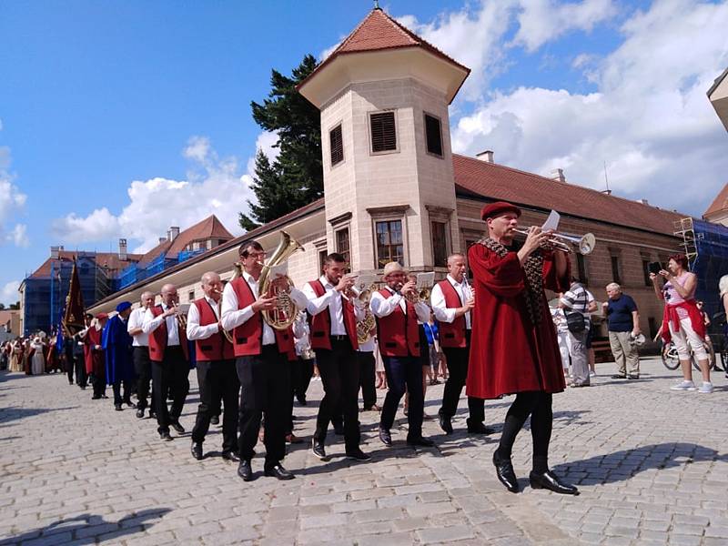 Sobotní část Historických slavností Zachariáše z Hradce a Kateřiny z Valdštejna v Telči přinesla bohatý program. Hlavní částí byl historický průvod.