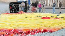 Do balonového létání se Tomáš Stejskal zamiloval už před osmnácti lety. O pár let později se stal pilotem. V koši už strávil na 900 hodin. Na balonovém létání ho nejvíce baví volnost.