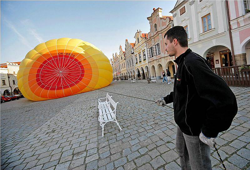Do balonového létání se Tomáš Stejskal zamiloval už před osmnácti lety. O pár let později se stal pilotem. V koši už strávil na 900 hodin. Na balonovém létání ho nejvíce baví volnost.