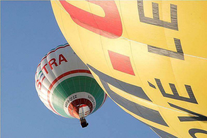 V Telči právě probíhá tradiční akce Balony nad Telčí. Některé posádky startují přímo z náměstí. Pokud počasí dovolí, budou moci balony nad renesančním městem lidé vidět až do neděle.