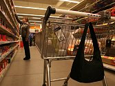 K nejčastějším okradeným patří zákazníci hypermarketu, kteří svůj košík i s taškou a peněženkou nechají bez dozoru.  Ilustrační foto.
