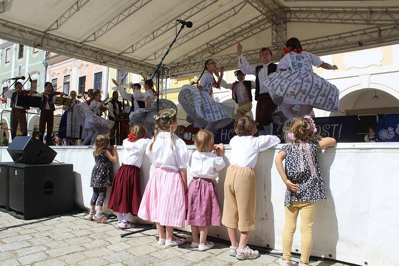 Centrum Telče v sobotu odpoledne žilo folklorem.