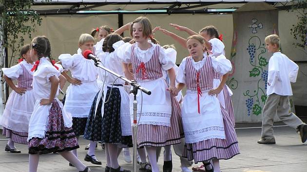 Pravidelně v červnu se ve Velké Bíteši koná přehlídka tamních folklorních skupin. Děti předvedou tanec, zpěv, říkadla i hru na flétnu.