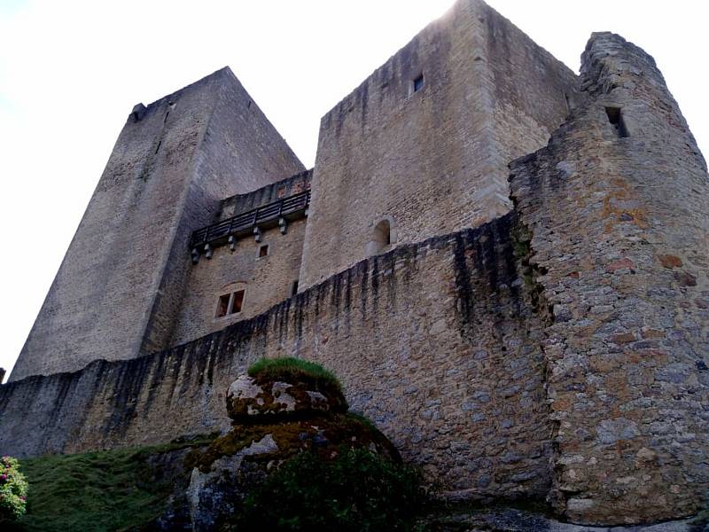 Landštejn je oblíbeným místem turistů z různých koutů republiky, nyní ovšem musí počítat s tím, že jsou v některých místech omezení.