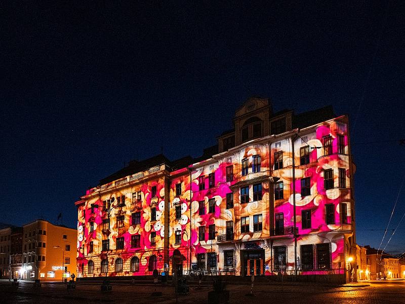 Budovy pošty a spořitelny se v úterý po setmění proměnily v obrovské promítací plátno.