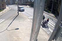 Na přechodu pro chodce v Jihlavě srazil řidič jihlavského dopravního podniku rodinu s kočárkem.  Foto: se souhlasem MP Jihlava