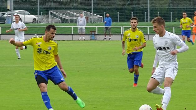 V sobotním utkání předkola MOL Cupu mezi fotbalisty domácího FC Žďas Žďár (v bílém) a Velkou Bíteší (v modro-žlutém) padaly branky jen do hostující sítě. Po výhře 3:0 čeká na Žďár v prvním kole FC Vysočina.