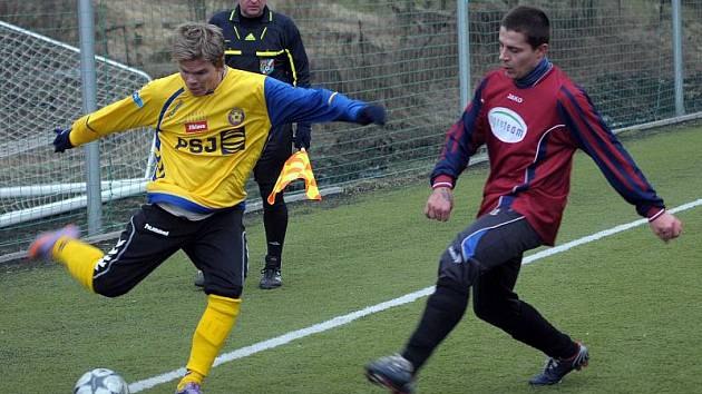 Středopolař jihlavské juniorky Vojtěch Šandera (vlevo) vstřelil ve včerejší přípravě dva góly Vrchovině.