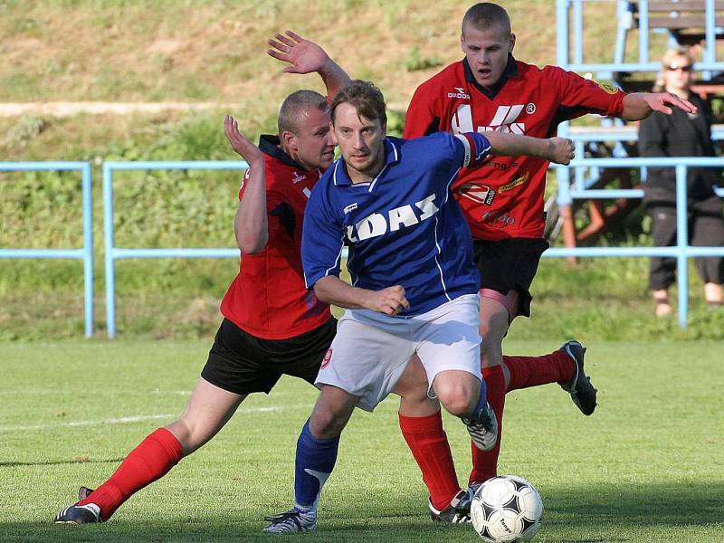 Žďárští fotbalisté (v modrém Vojtěch Zedníček)  uzavřou s Líšní divizní podzim. Oba týmy se potýkají s problémy, domácí Žďas s dlouhou dvoutýdenní přestávkou, brněnský tým má zase pro změnu rozsáhlou marodku. 