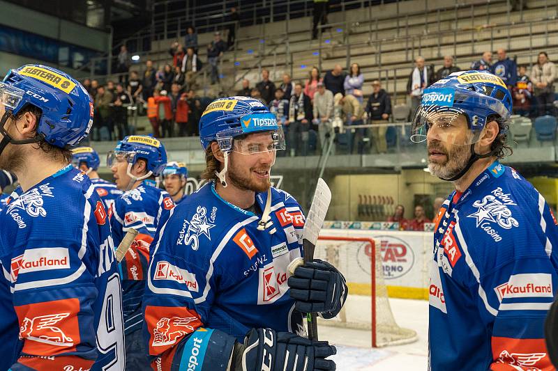 Hokejisté Kladna (v modrém) rozhodli třetí třetinu pátého barážového souboje s Duklou góly Matěje Berana a Tomáše Plekance a zůstávají extraligoví I pro další sezónu 2022/2023.