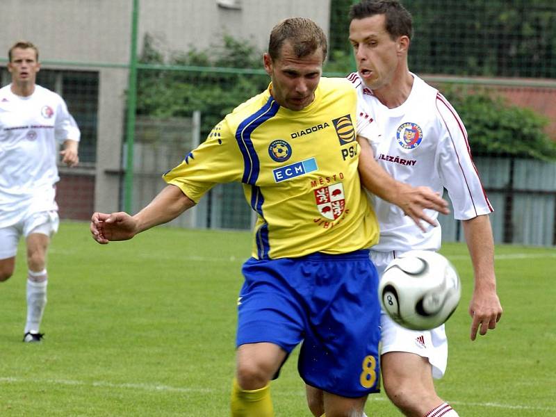 Fotbalisté Jihlavy (ve žlutém Michal Veselý v souboji s třineckým Miroslavem Černým) si v Třinci připsali premiérové vítězství v sezoně.