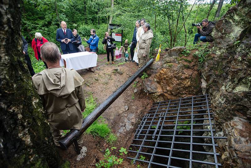 Svěcení zrekonstruovaného vstupu do štoly svatého Jana Nepomuckého nedaleko Hybrálce na Jihlavsku.