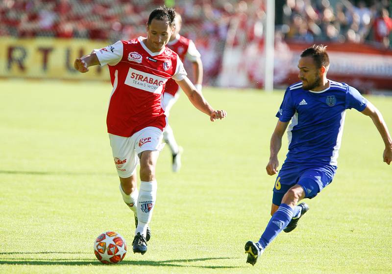 Utkání Fobalové národní ligy mezi FK Pardubice (ve červenobílém) a FC Vysočina Jihlava (v modrém) na hřišti pod Vinicí v Pardubicích.