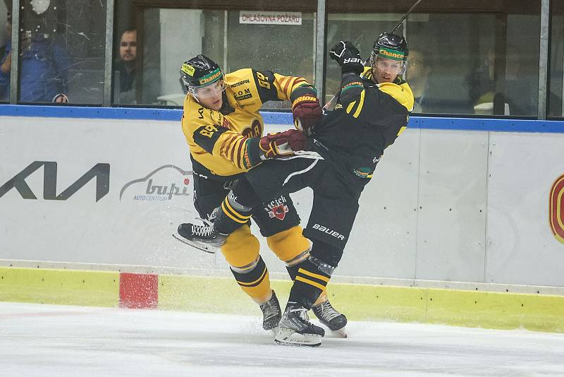 V 8. kole letošního ročníku Chance ligy hokejistům Dukly Jihlava (ve žlutých dresech) pelhřimovský azyl nesvědčil. Sokolovu (v černém) totiž podlehli těsně 2:3.