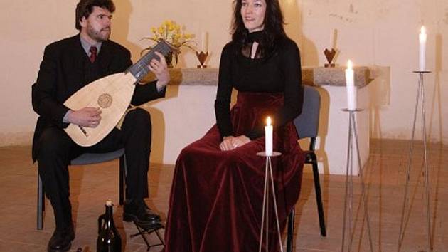 Pavla Fendrichová zpívala za doprovodu loutny Jindřicha Macka loni v kvěvnu i v havlíčkobrodském kostele svatého Vojtěcha.