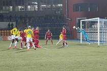 Ve třetím přípravném utkání vyhráli hráči Vysočiny (na snímku z ligového utkání ve žlutém) nad Chrudimí vysoko 4:0.
