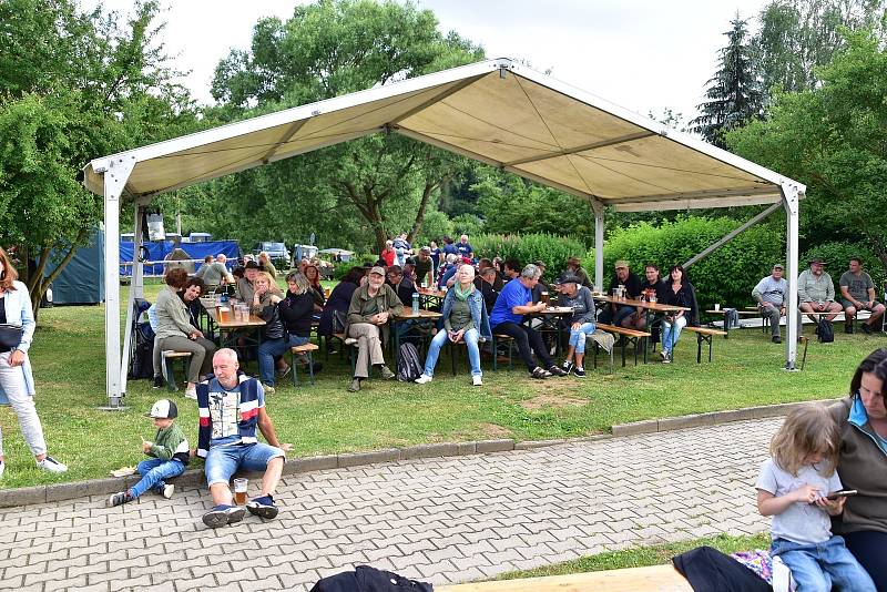 Příznivci starých džípů a bluegrass se sešli v Lukách nad Jihlavou. A bavili se náramně.