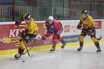 V sobotním utkání dalšího kola Chance ligy zdolali hokejisté Dukly Jihlava (ve žlutých dresech) Ústí nad Labem 4:0. Třebíč (v červených dresech) měla volno.