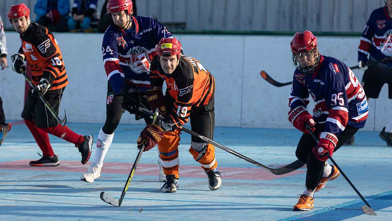 OBRAZEM: Hokejbalové derby. SK přestřílel Flyers a doráží na jeho pozici lídra
