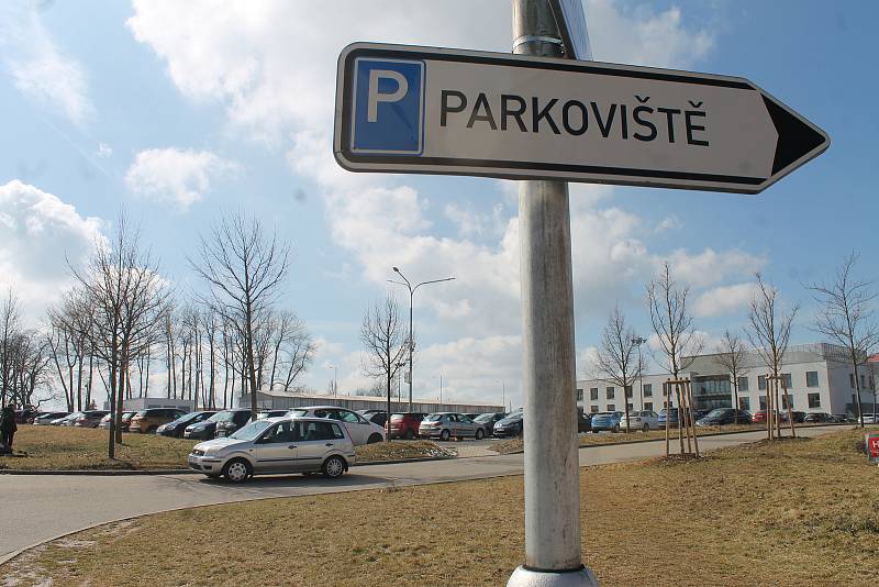 Parkoviště za jihlavskouo nemocnicí má kapacitu pět set míst. Ve čtvrtek 16. března odpoledne tam bylo relativně volno, není tomu tak ale vždy.