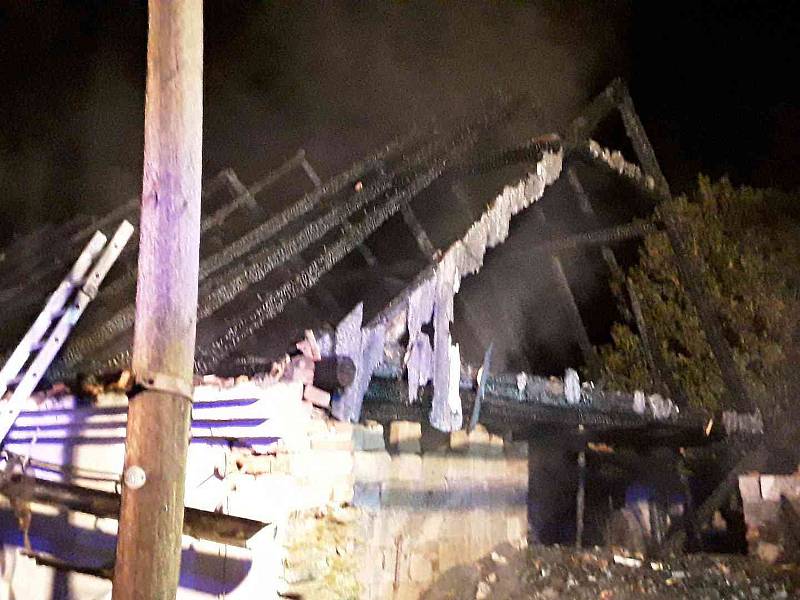 Hned šest hasičských jednotek likvidovalo v neděli krátce po jedné hodině v noci požár střechy rodinného domu v obci Vápovice na Jihlavsku.