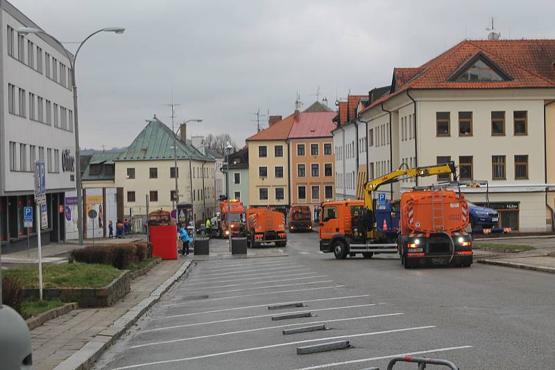 Čištění kanálů, chodníků i silnic nebo odtahy aut. To  vše každoročně patří k blokovému čištění ulic krajského města.