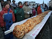 V rámci akce Vánoce s radnicí byla v Pelhřimově představena největší vánočka, dlouhá více než tři a půl metru.