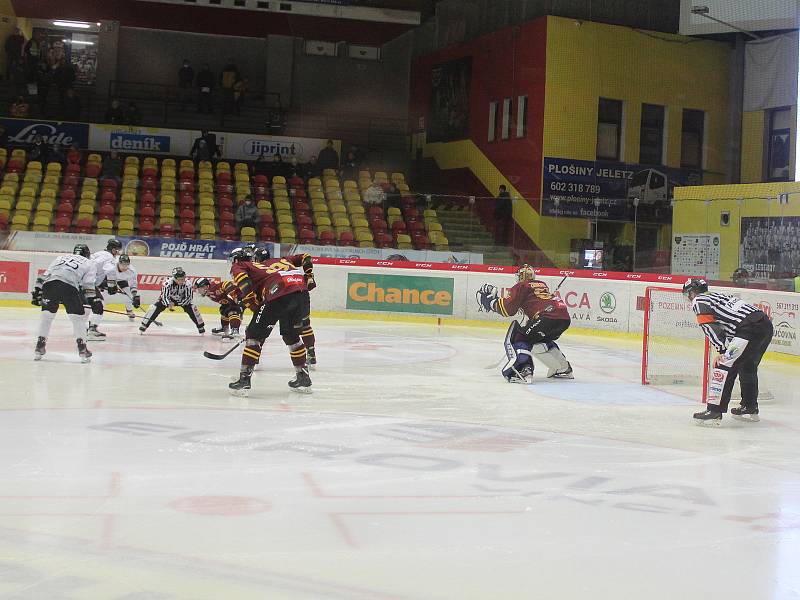 Utkání 26. kola Chance ligy mezi HC Dukla Jihlava (v červeném) a HC Baník Sokolov.