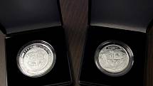 Medaile jsou k dostání ve stříbrné či alpakové verzi.
