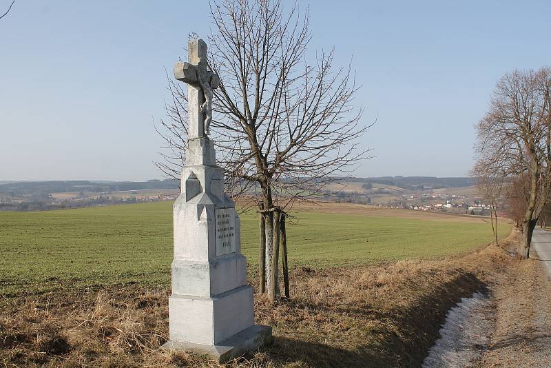 Ve směru od Třebíče je na Kněžice úchvatný pohled.