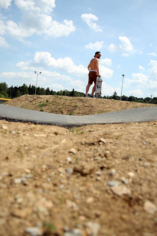 Jihlavská dráha pro kolečka v pohybu se otevřela. Na své si přijdou příznivci koloběžek, freestyle kol i skateboardů. Unikátní hřiště přilákalo na otevření desítky  malých i velkých neohrožených jezdců.