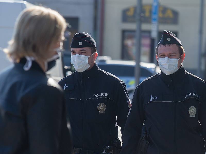 Policie České republiky v sobotu 11. dubna 2020 v Polné kontrolovala dodržování nařízení vlády o nošení roušek na veřejném prostranství.