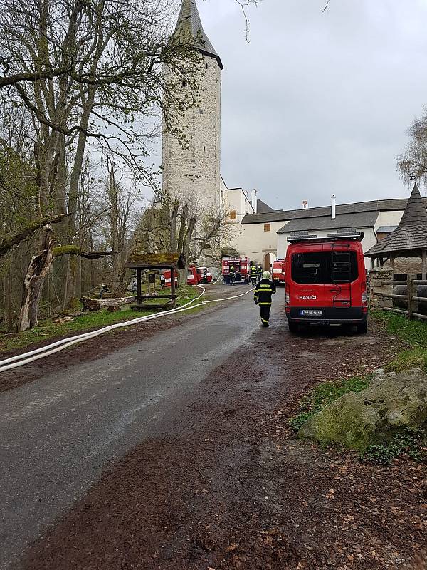 V pondělí 25. dubna se cvičně hasil hrad Roštejn.